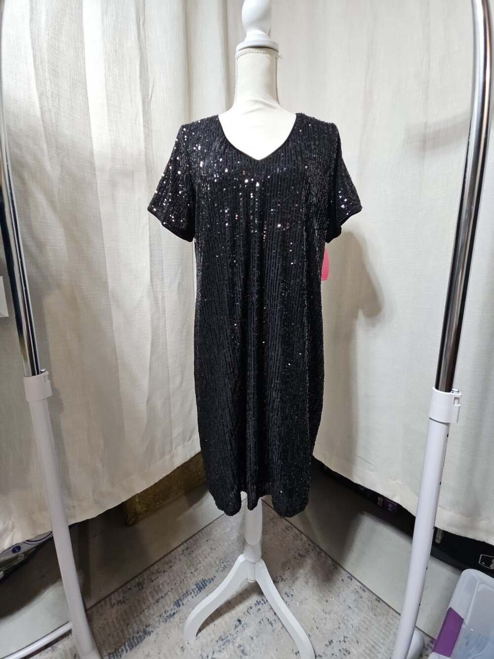 Vince Camuto Black Sequin V-Neck Short Sleeve Dress